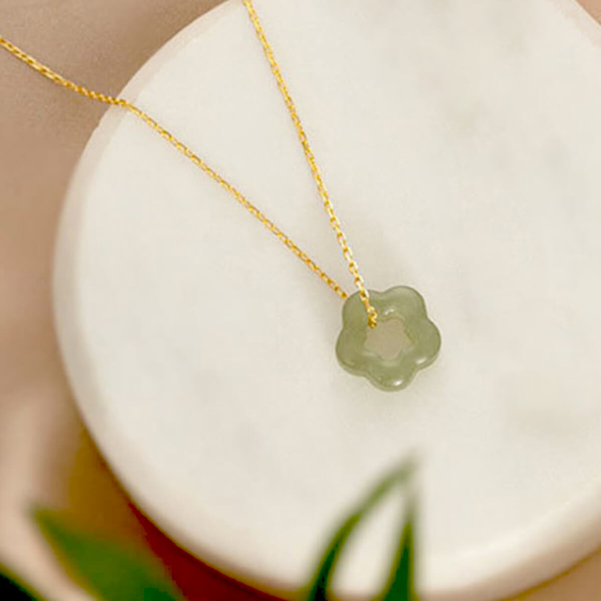 Jade Bloemen Ketting: Een sierlijk eerbetoon aan de natuur